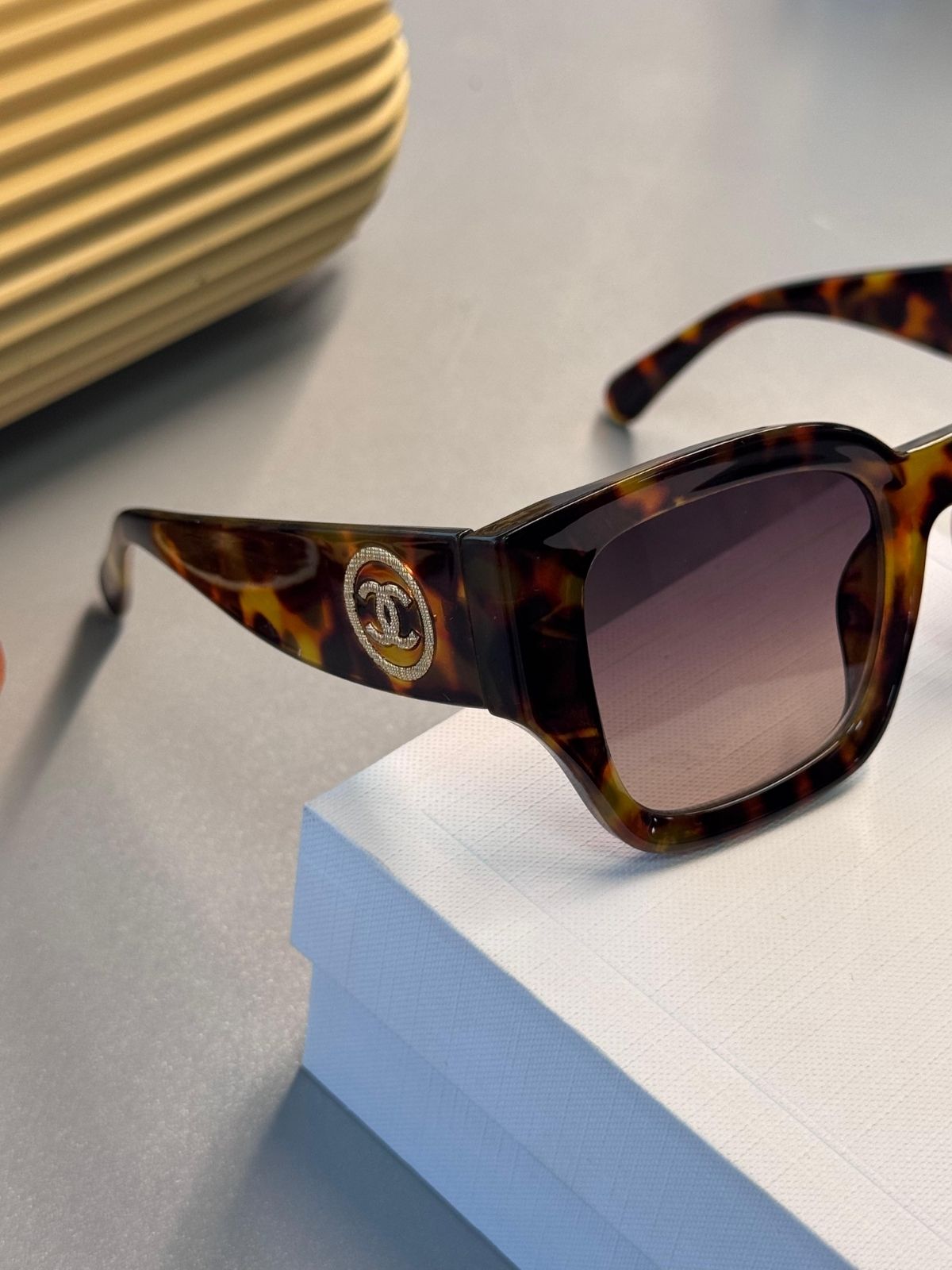 Chanel CC Kristalli Tortoise Güneş Gözlüğü- Kaplumbağa kabuğu kahve degrade