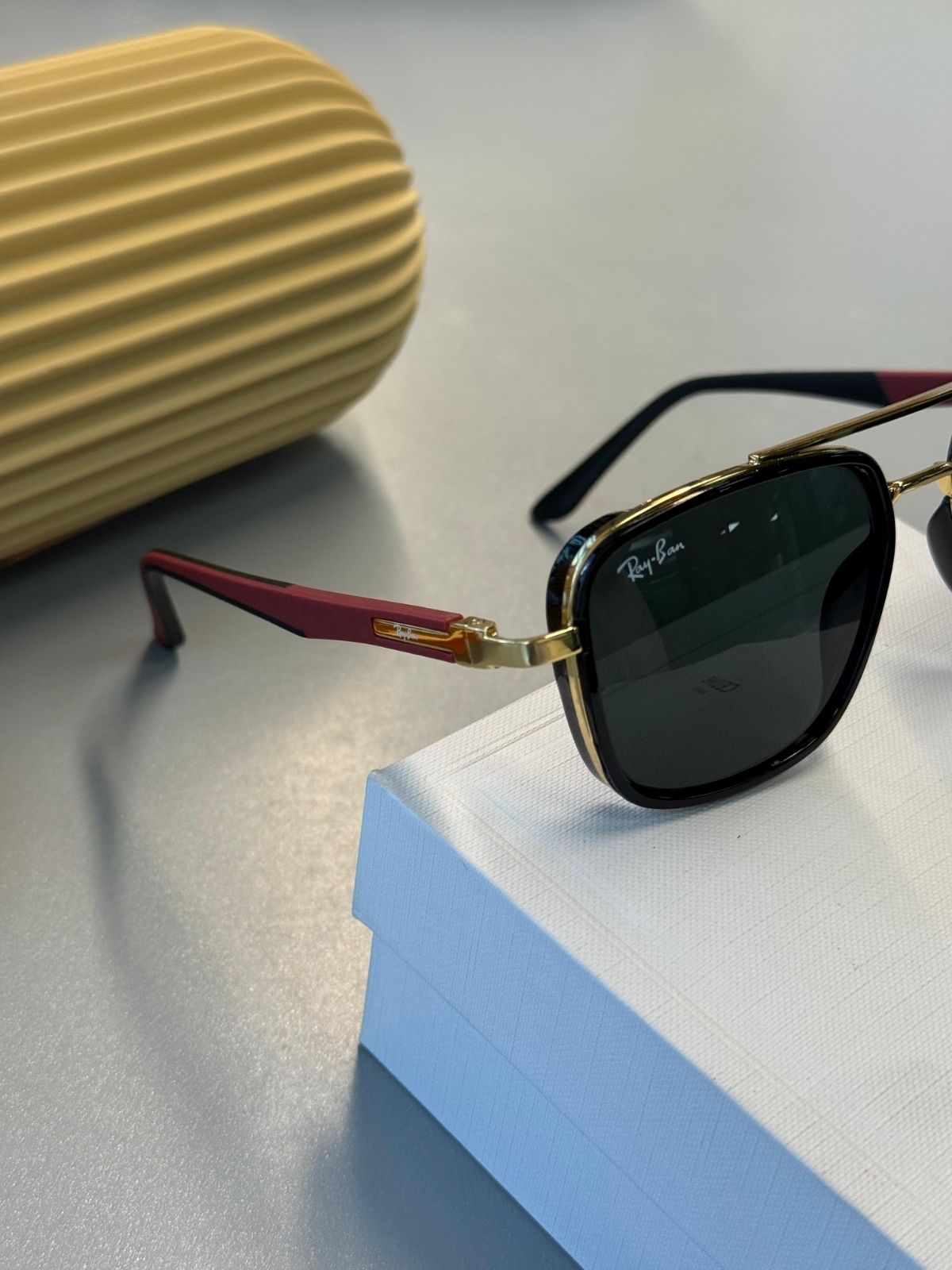 Ray-Ban Retro Square - Altın Krom - Bordo Detaylı Siyah Güneş Gözlüğü