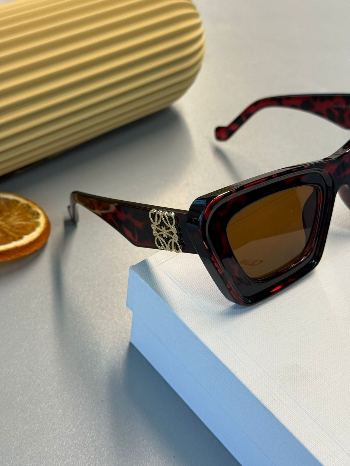 Loewe Anagram Bevelled LW Dikdörtgen Güneş Gözlüğü – Red Havana / Brown Lens