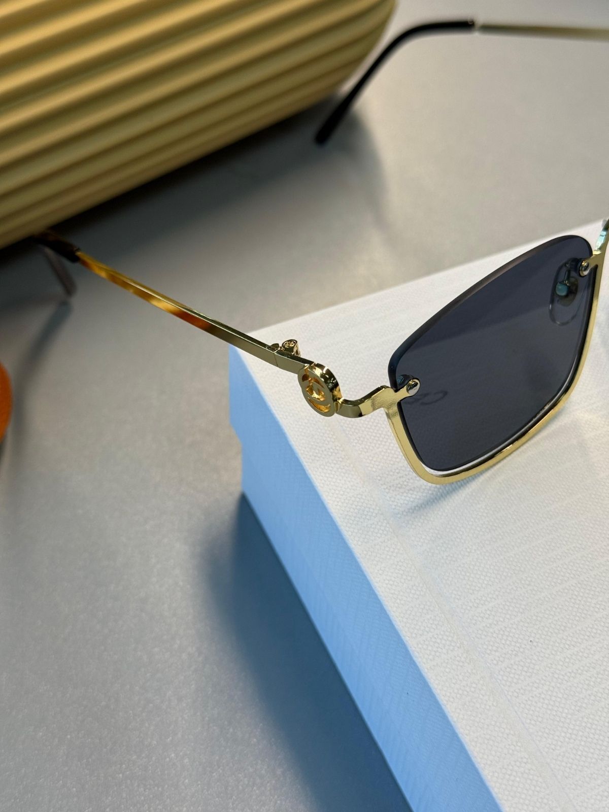 Gucci Metal Çerçeve Kare Gold Kadın Güneş Gözlüğü - Siyah