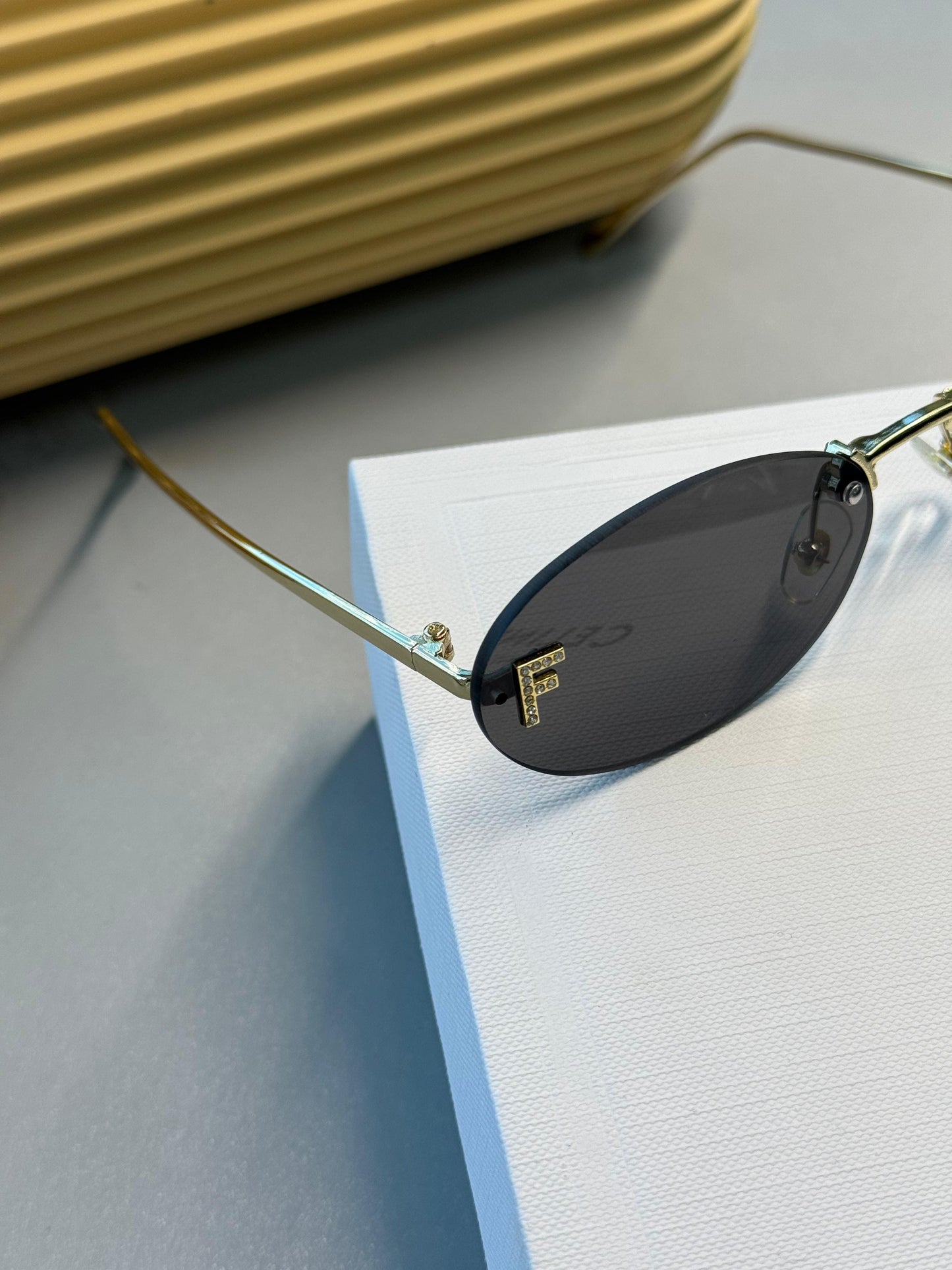 Fendi Kristal Oval Güneş Gözlüğü - Siyah Gradyan